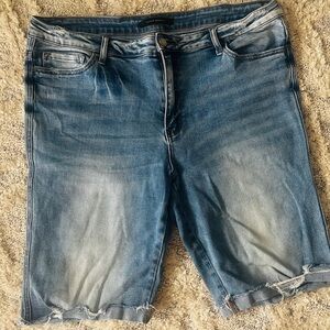 Buckle Flying Monkey Mid-Rise Bermuda Stretch Short